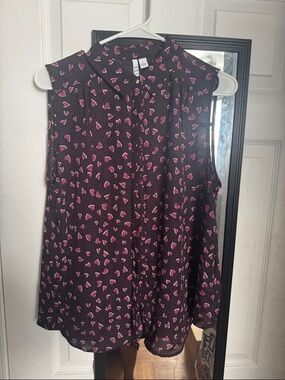 Elle Sleeveless Black Blouse with Pink Heart Print